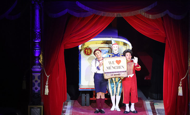 Roncalli - zum Abschluss mit einem We Love München Zeichen (©Foto: Martin Schmitz) 